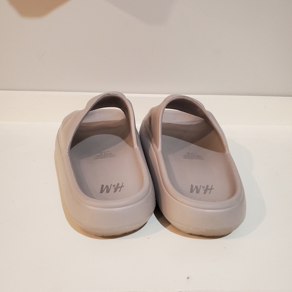 H&M gray pillow slides size 7 - Picture 3 of 3